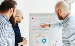 Equipo de trabajo analizando datos para mejorar las ventas