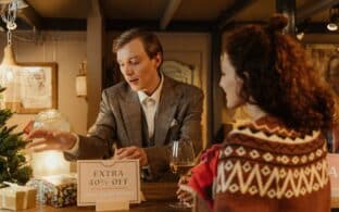 Empleado hablando con cliente, aumentar las ventas en navidad.