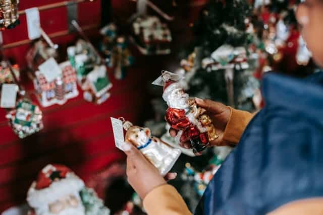 Un niño comprando dos muñecos de navidad. Aumentar las ventas en navidad.
